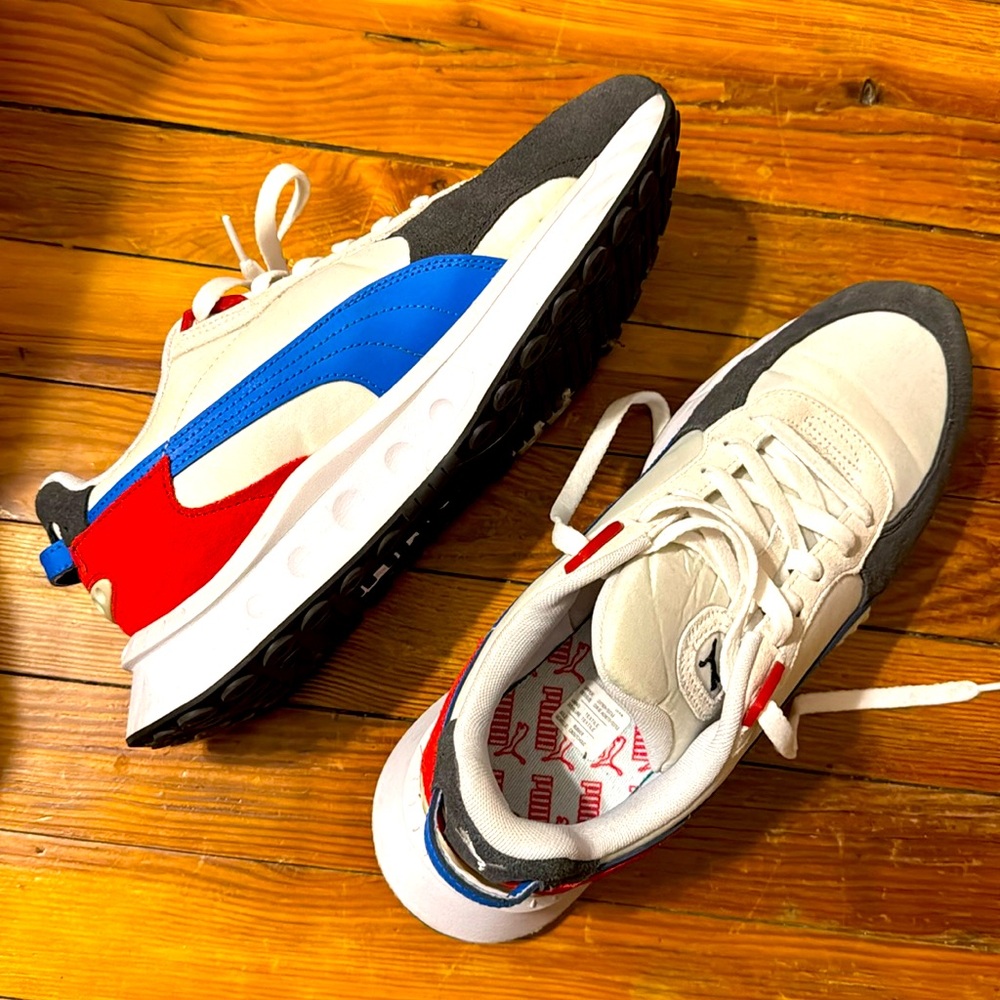 Puma sneakers- barely used size Men’s 9.5 Women’s 11